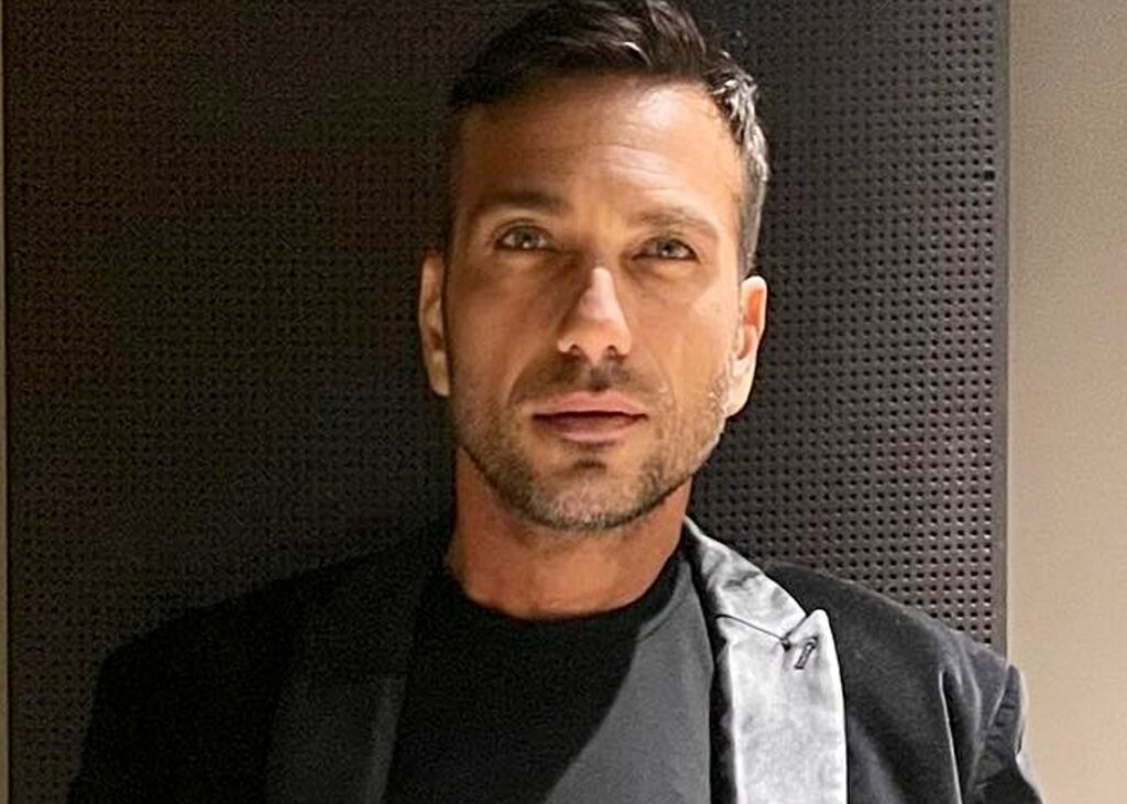 ''Maurizio Costanzo disse che mi avrebbe venduto a tranci'': Costantino Vitagliano racconta il suo rapporto col conduttore e l'ultimo regalo ricevuto da lui ''Maurizio Costanzo disse che mi avrebbe venduto a tranci'': Costantino Vitagliano racconta il suo rapporto col conduttore e l'ultimo regalo ricevuto da lui