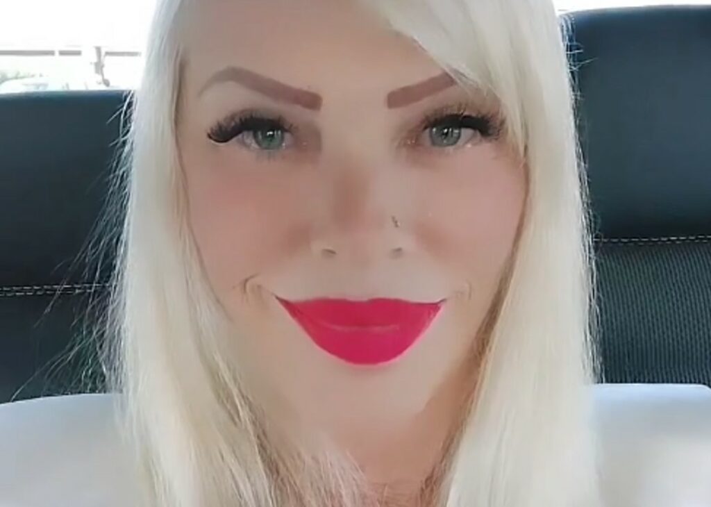 Troppi debiti: all'asta appartamento di Ilona Staller. L'ex diva dell'hard rivela dove vive ora Troppi debiti: all'asta appartamento di Ilona Staller. L'ex diva dell'hard rivela dove vive ora