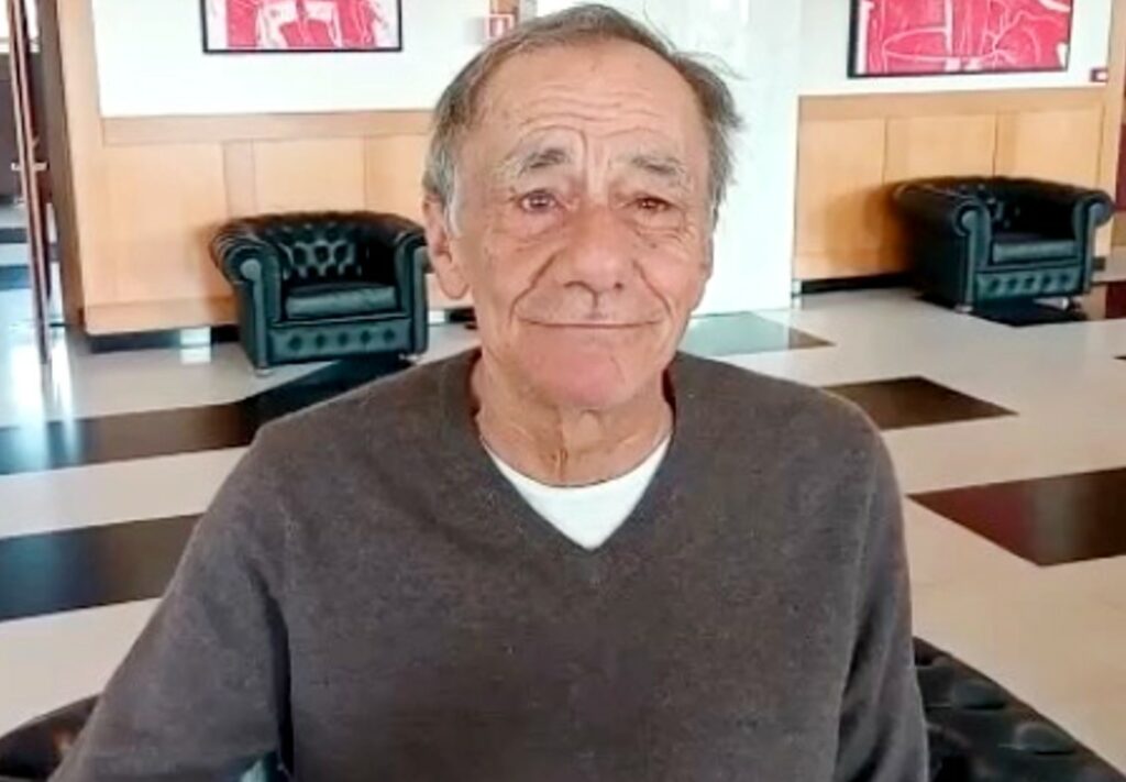 Tragedia per Roberto Vecchioni, morto il giovane figlio Arrigo: l'annuncio social Tragedia per Roberto Vecchioni, morto il giovane figlio Arrigo: l'annuncio social