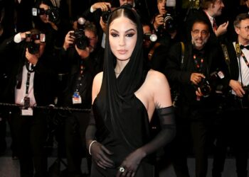 L'influencer italiana Giulia De Lellis sfila sul red carpet del Festival di Cannes con un look iconico: foto