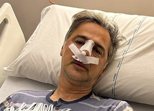 ''Faccia distrutta'': il conduttore Beppe Convertini pubblica foto dal letto di ospedale, ecco cos'è successo