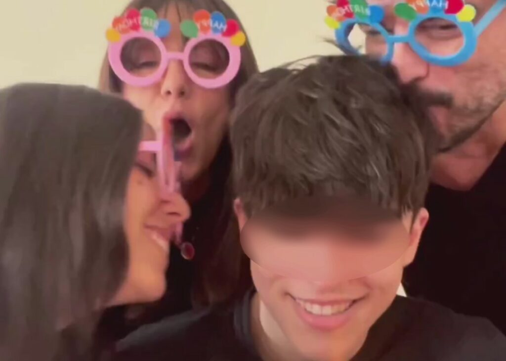 Ambra Angiolini e l'ex Francesco Renga felici insieme per il compleanno del figlio Leonardo: guarda Ambra Angiolini e l'ex Francesco Renga felici insieme per il compleanno del figlio Leonardo: guarda