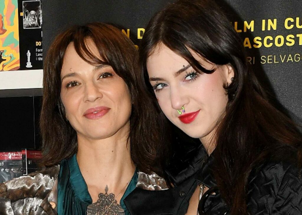 Anna Lou Castoldi, figlia di Asia Argento e Morgan, fa coming out: ''Vivo con la mia ragazza'' Anna Lou Castoldi, figlia di Asia Argento e Morgan, fa coming out: ''Vivo con la mia ragazza''