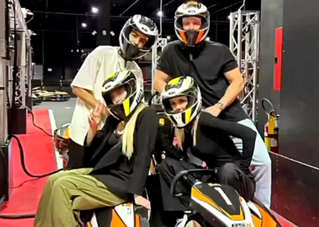 Ilary Blasi e la figlia Chanel Totti sempre più unite dalle rispettive storie d'amore: serata coi fidanzati alle giostre Ilary Blasi e la figlia Chanel Totti sempre più unite dalle rispettive storie d'amore: serata coi fidanzati alle giostre