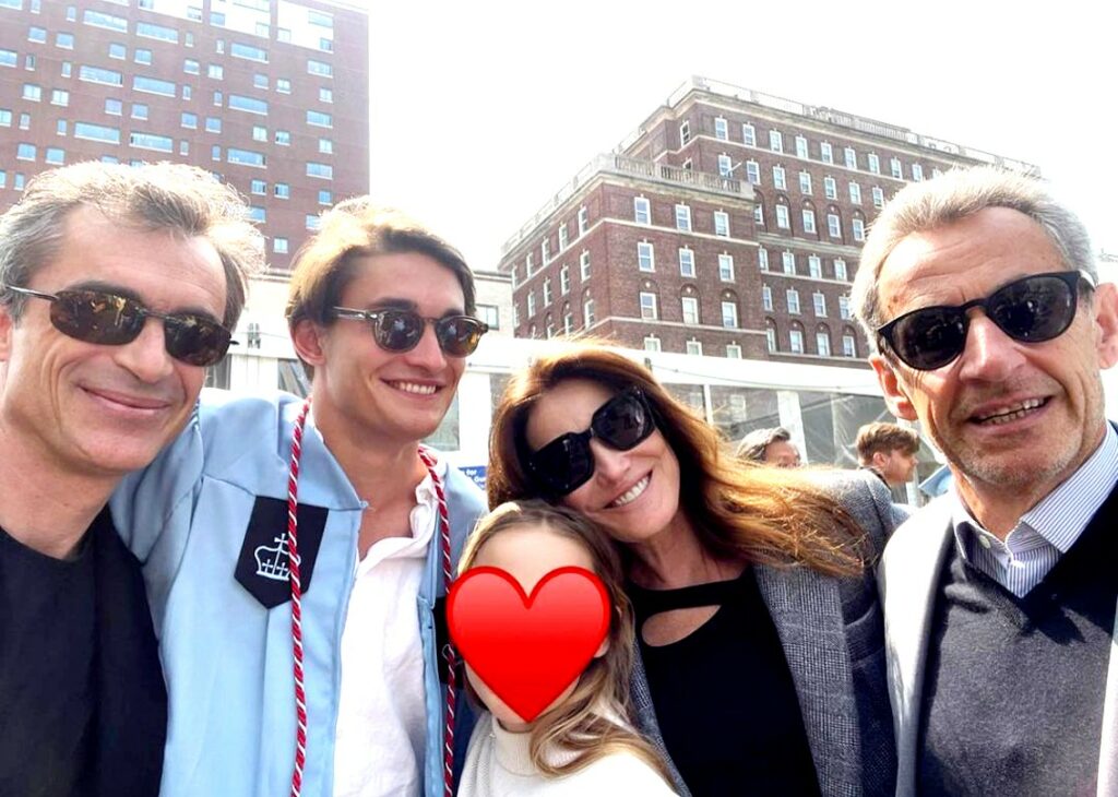 L'affascinante figlio 21enne di Carla Bruni si è laureato negli USA, la top model è volata a New York per Aurélien: foto