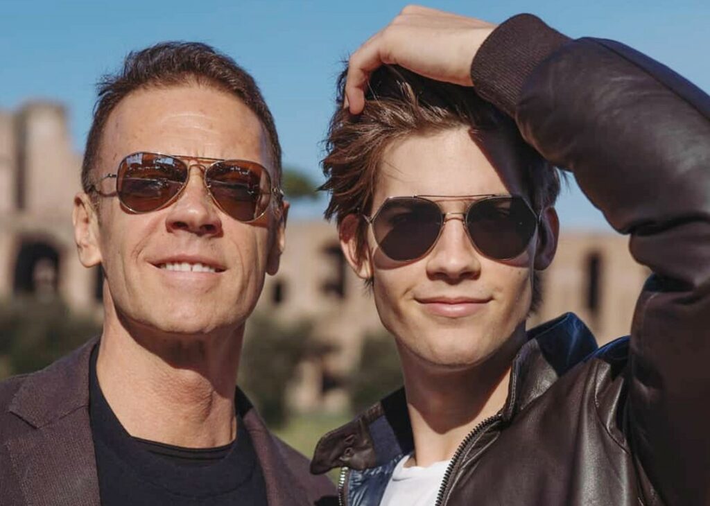 Il figlio ''ungherese'' di Rocco Siffredi rivela cosa pensa delle relazioni gay Il figlio ''ungherese'' di Rocco Siffredi rivela cosa pensa delle relazioni gay