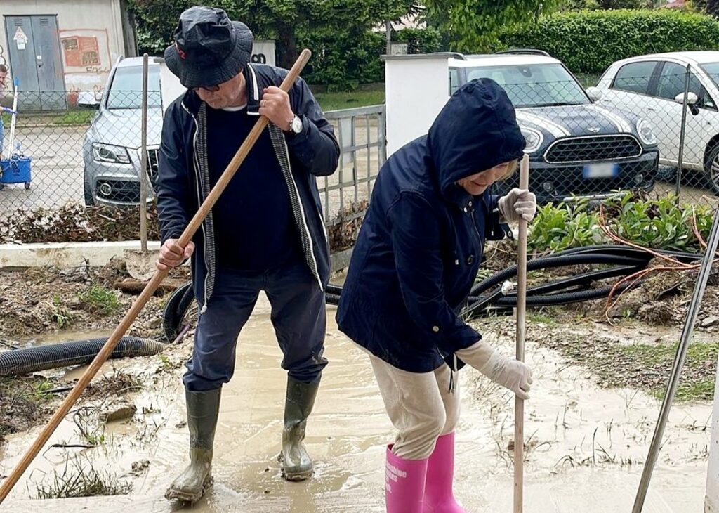 I genitori settantenni di Laura Pausini spalano il fango nella loro casa in Emilia Romagna dopo l'alluvione: foto I genitori settantenni di Laura Pausini spalano il fango nella loro casa in Emilia Romagna dopo l'alluvione: foto