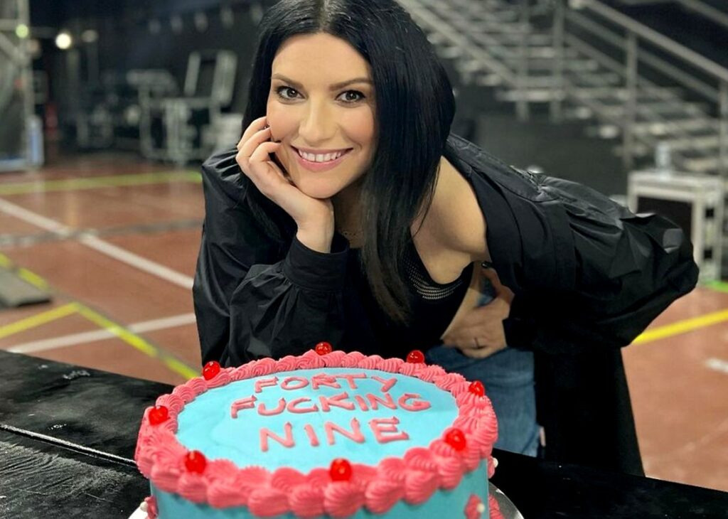 Laura Pausini festeggia l'ultimo 'fottuto' compleanno da 40enne: la torta dice tutto