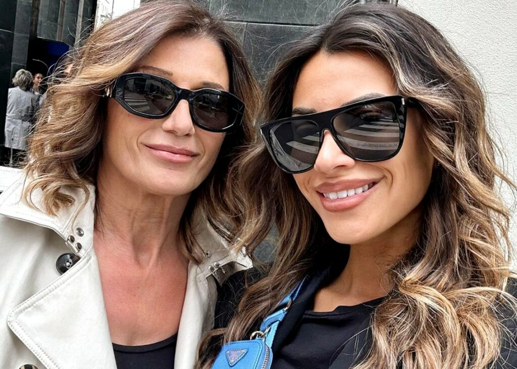 Dopo la rottura con Ezio Greggio, Romina Pierdomenico si gode la vita da single: weekend milanese con mamma Bianca Dopo la rottura con Ezio Greggio, Romina Pierdomenico si gode la vita da single: weekend milanese con mamma Bianca