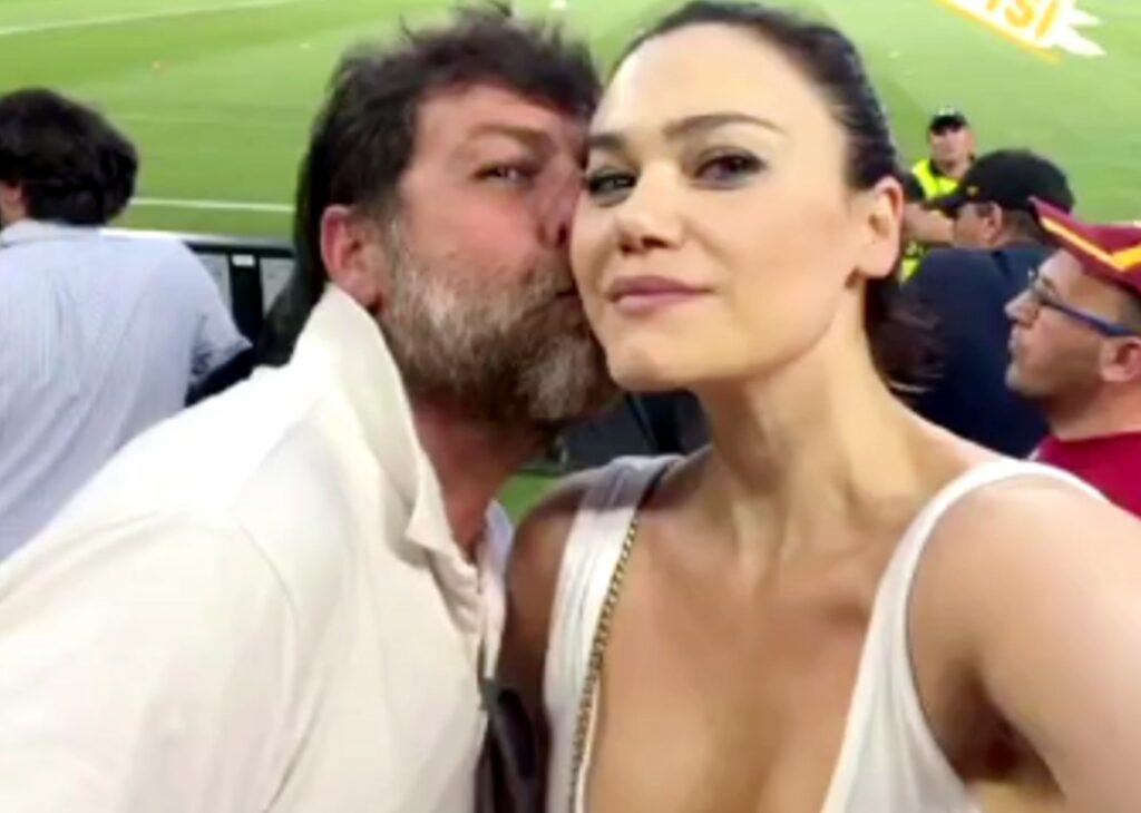 Roma in finale di Europa League, Romina Carrisi euforica giura amore eterno al fidanzato Stefano Rastelli: ''Prenotata a vita'' Roma in finale di Europa League, Romina Carrisi euforica giura amore eterno al fidanzato Stefano Rastelli: ''Prenotata a vita''