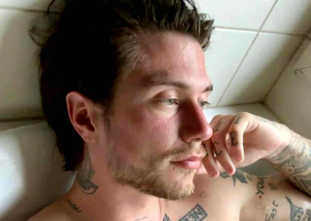 ''Non mi sono lavato per 30 giorni'': giornate intere a letto e voglia di autodistruzione, la terribile crisi di Benjamin Mascolo di 'Benji e Fede' ''Non mi sono lavato per 30 giorni'': giornate intere a letto e voglia di autodistruzione, la terribile crisi di Benjamin Mascolo di 'Benji e Fede'