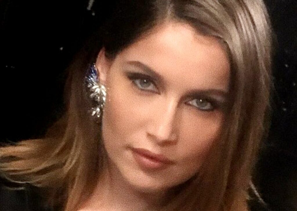 ''Ho scoperto la sessualità con una ragazza'': il racconto di Laetitia Casta ''Ho scoperto la sessualità con una ragazza'': il racconto di Laetitia Casta