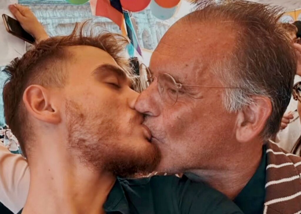 Alessandro Cecchi e il giovane compagno Simone Antolini si sposeranno in estate: i dettagli delle nozze Alessandro Cecchi e il giovane compagno Simone Antolini si sposeranno in estate: i dettagli delle nozze