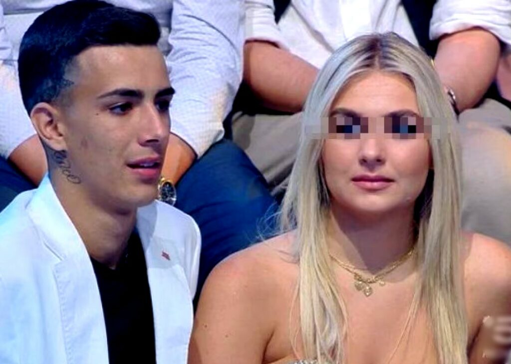 Chanel Totti in studio all'Isola dei Famosi col fidanzato, ospite di mamma Ilary Blasi per la finale: guarda Chanel Totti in studio all'Isola dei Famosi col fidanzato, ospite di mamma Ilary Blasi per la finale: guarda