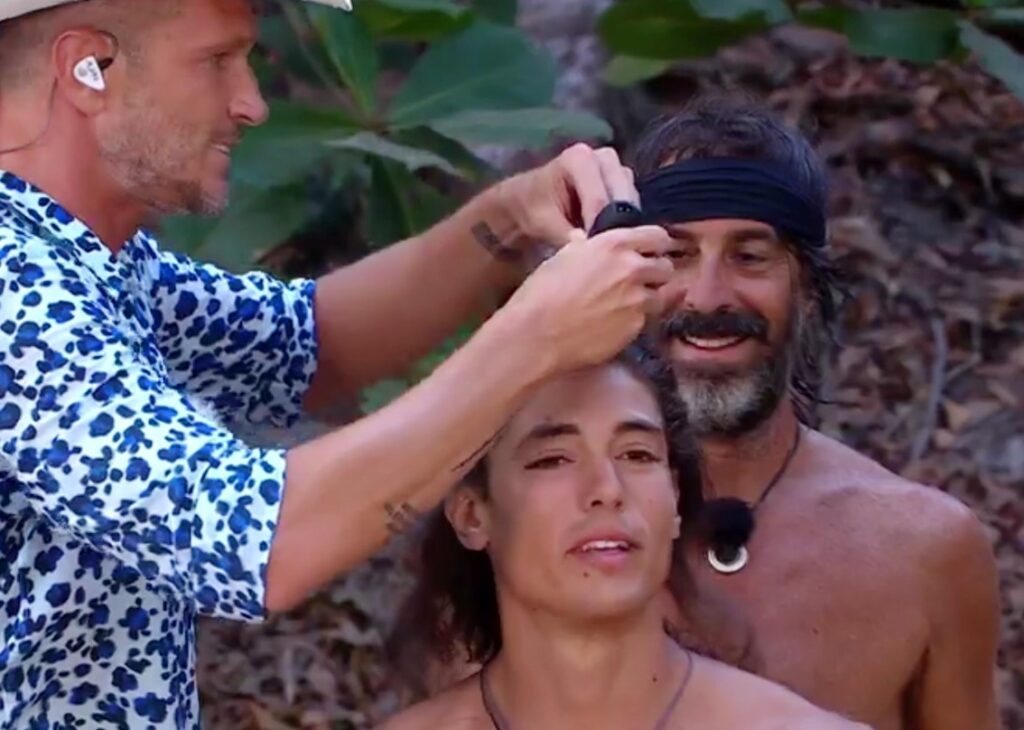 Concorrente dell'Isola dei Famosi si fa rasare i lunghissimi capelli in diretta pur di mangiare: le immagini