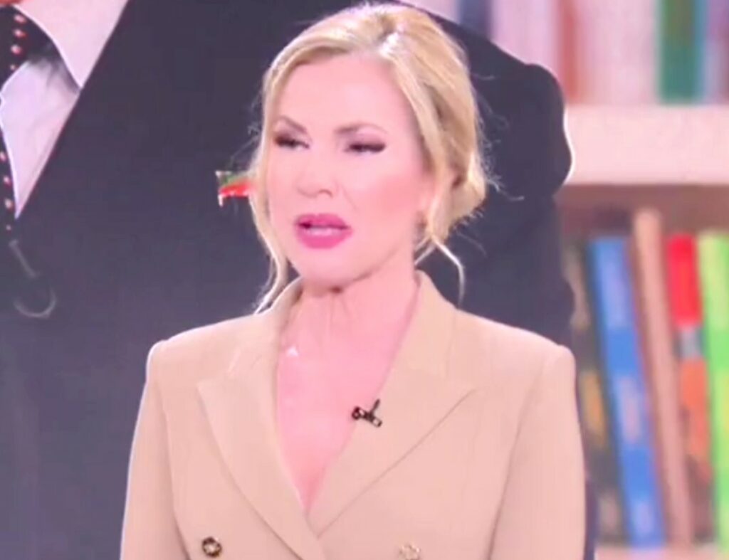 Federica Panicucci apprende in diretta tv della morte di Silvio Berlusconi: voce rotta e lacrime, trasmissione interrotta Federica Panicucci apprende in diretta tv della morte di Silvio Berlusconi: voce rotta e lacrime, trasmissione interrotta