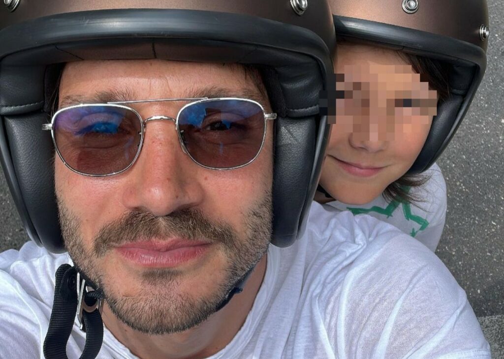 ''Santiago va alla scuola americana ed è già bilingue'': Stefano De Martino parla di suo figlio ''Santiago va alla scuola americana ed è già bilingue'': Stefano De Martino parla di suo figlio