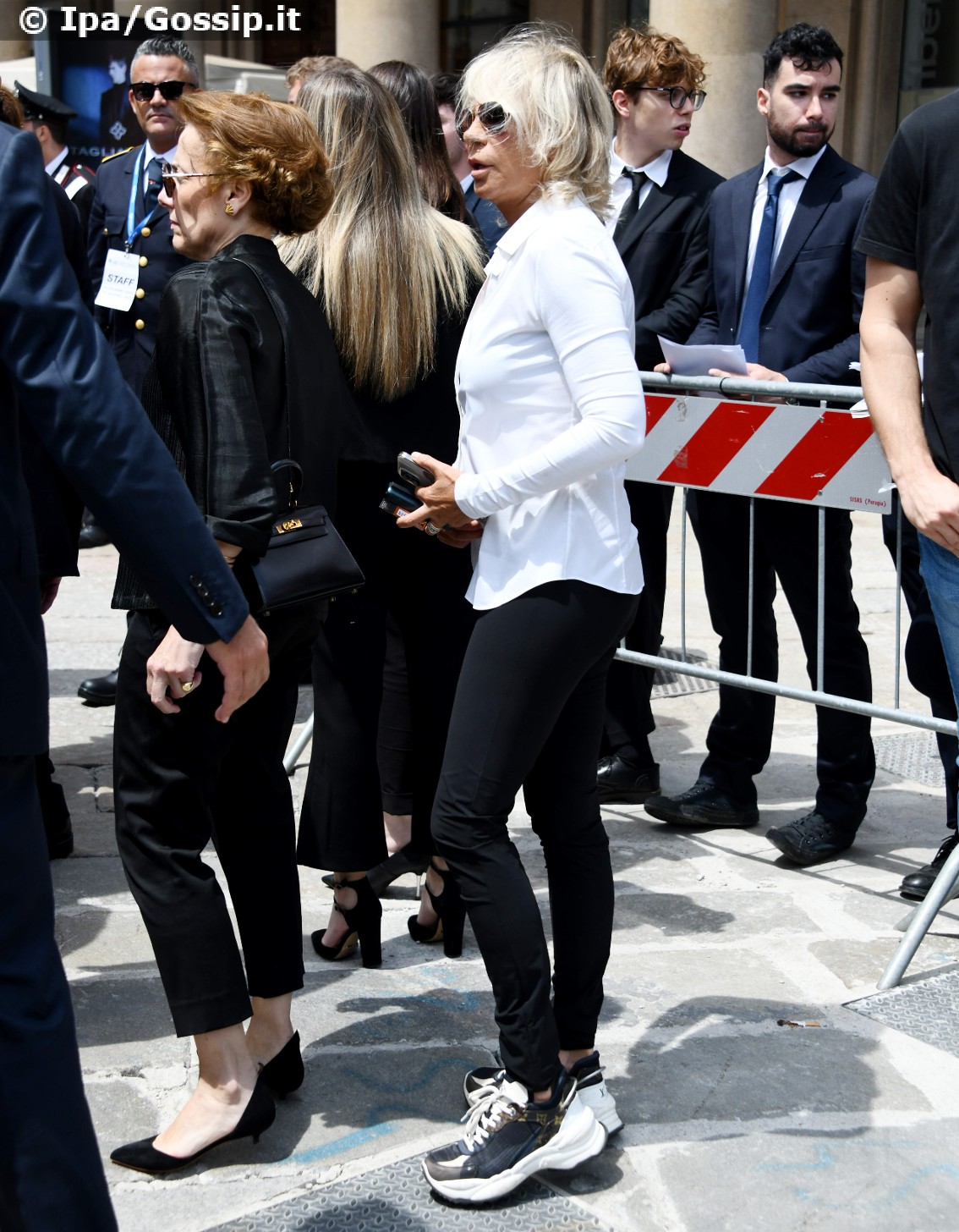 Maria De Filippi al funerale di Silvio Berlusconi vestita di bianco ...