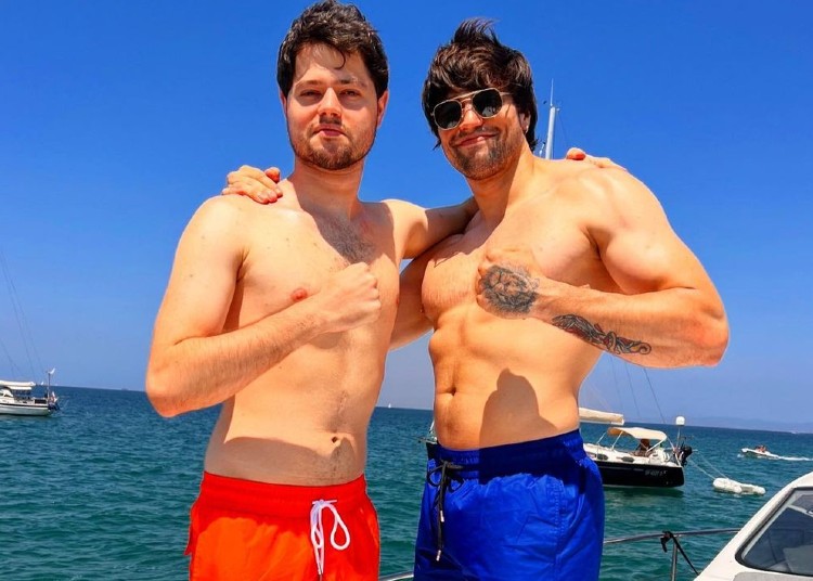 I figli di Simona Ventura e Stefano Bettarini mostrano i fisici scolpiti in costume: foto