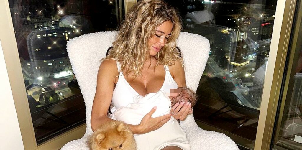 Diletta Leotta, la prima foto di nuovo a casa con la figlia neonata: ''Notti piene d’amore'' Diletta Leotta, la prima foto di nuovo a casa con la figlia neonata: ''Notti piene d’amore''