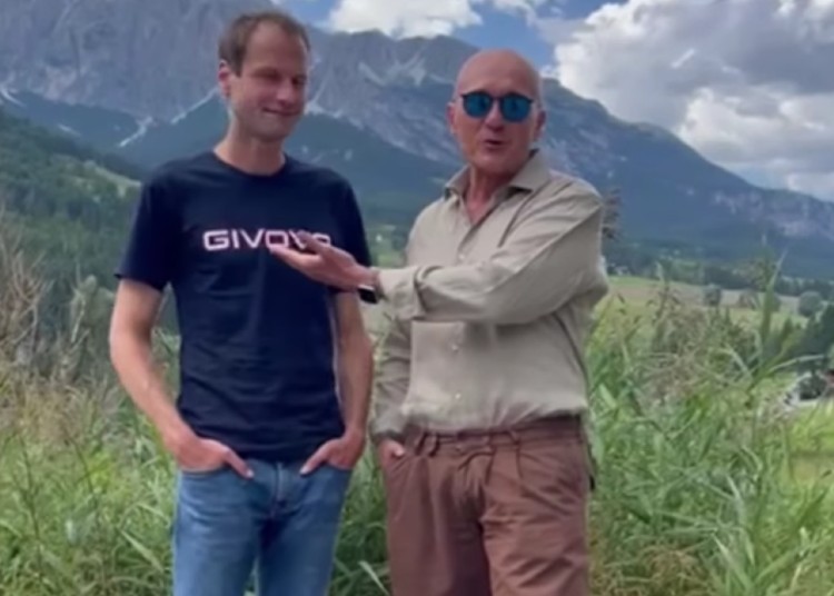 Alfonso Signorini presenta il primo concorrente ufficiale del GF: ecco chi è Alfonso Signorini presenta il primo concorrente ufficiale del GF: ecco chi è