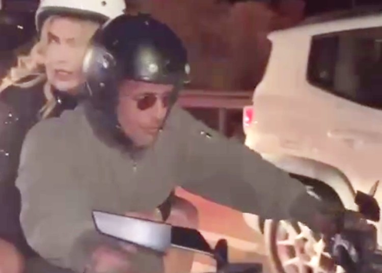 Fabrizio Corona sfreccia in moto con Giacomo 'Jenny' Urtis Fabrizio Corona sfreccia in moto con Giacomo 'Jenny' Urtis