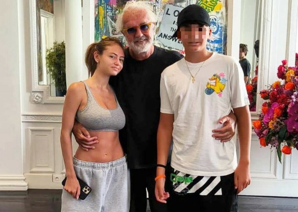 Flavio Briatore, insieme al secondogenito Nathan Falco, saluta la figlia Leni dopo le vacanze insieme Flavio Briatore, insieme al secondogenito Nathan Falco, saluta la figlia Leni dopo le vacanze insieme