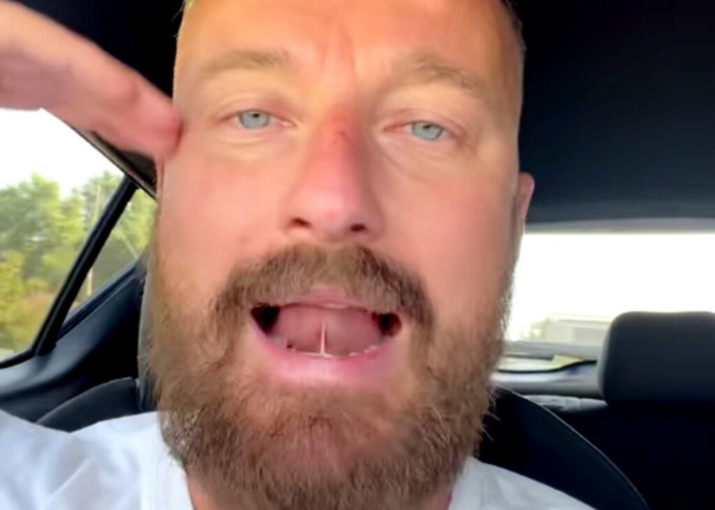 Stupri su giovanissime, la furia di Francesco Facchinetti: ''Non voglio leggerlo, non sono malato!'' Stupri su giovanissime, la furia di Francesco Facchinetti: ''Non voglio leggerlo, non sono malato!''