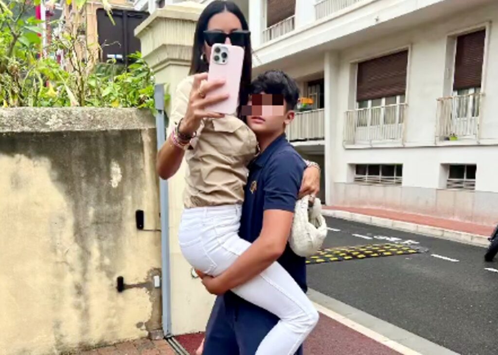 ''Che forza!'': Elisabetta Gregoraci accompagna il figlio Nathan Falco al primo giorno di scuola, lui la prende in braccio: foto ''Che forza!'': Elisabetta Gregoraci accompagna il figlio Nathan Falco al primo giorno di scuola, lui la prende in braccio: foto