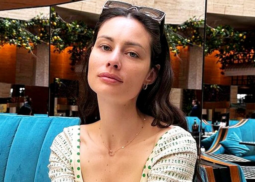 ''Buttavo shottini a terra e lasciavo i cocktail pieni'': Marica Pellegrinelli spiega perché ordinava alcolici ma poi non li beveva ''Buttavo shottini a terra e lasciavo i cocktail pieni'': Marica Pellegrinelli spiega perché ordinava alcolici ma poi non li beveva