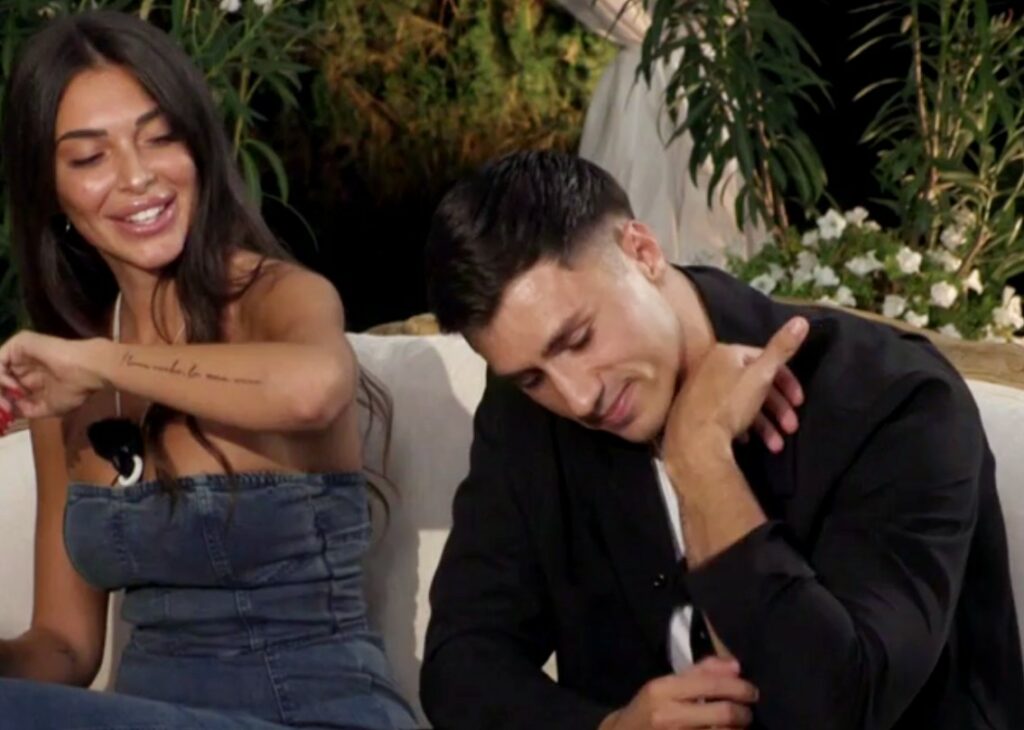 Temptation Island: dopo il crack con Perla, Mirko Brunetti felice con la tentatrice Greta, le prime immagini della nuova coppia Temptation Island: dopo il crack con Perla, Mirko Brunetti felice con la tentatrice Greta, le prime immagini della nuova coppia