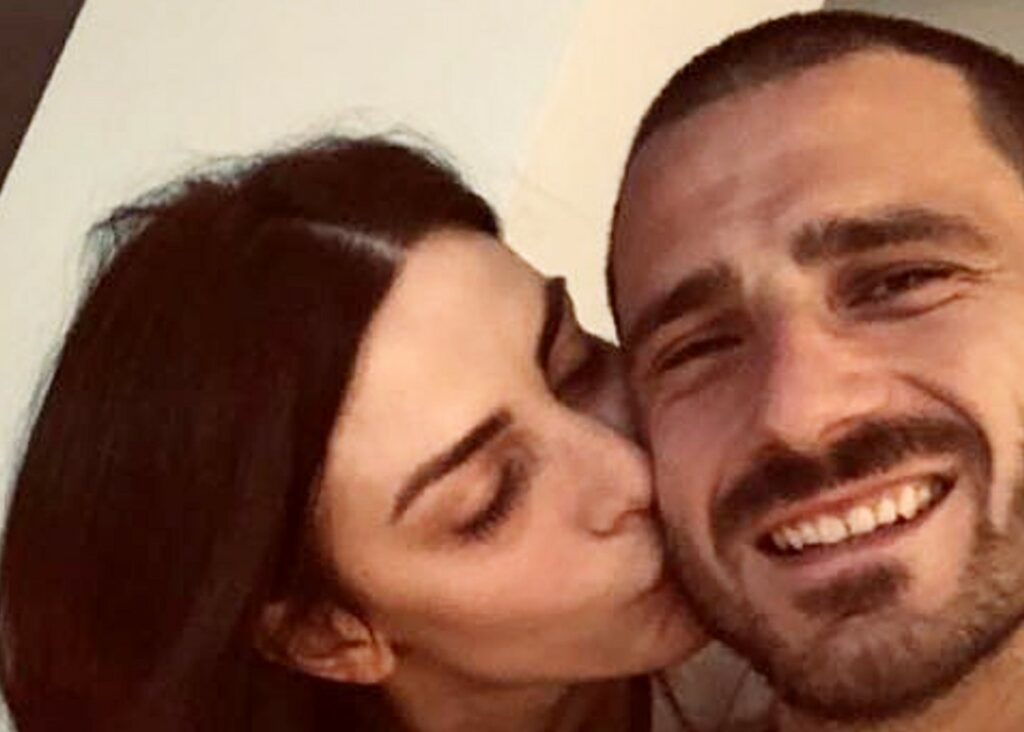 Leonardo Bonucci fa causa alla Juve, la moglie scrive una lettera alla società: ''Ti ho odiata nell’ombra della solitudine a cui mi costringevi'' Leonardo Bonucci fa causa alla Juve, la moglie scrive una lettera alla società: ''Ti ho odiata nell’ombra della solitudine a cui mi costringevi''