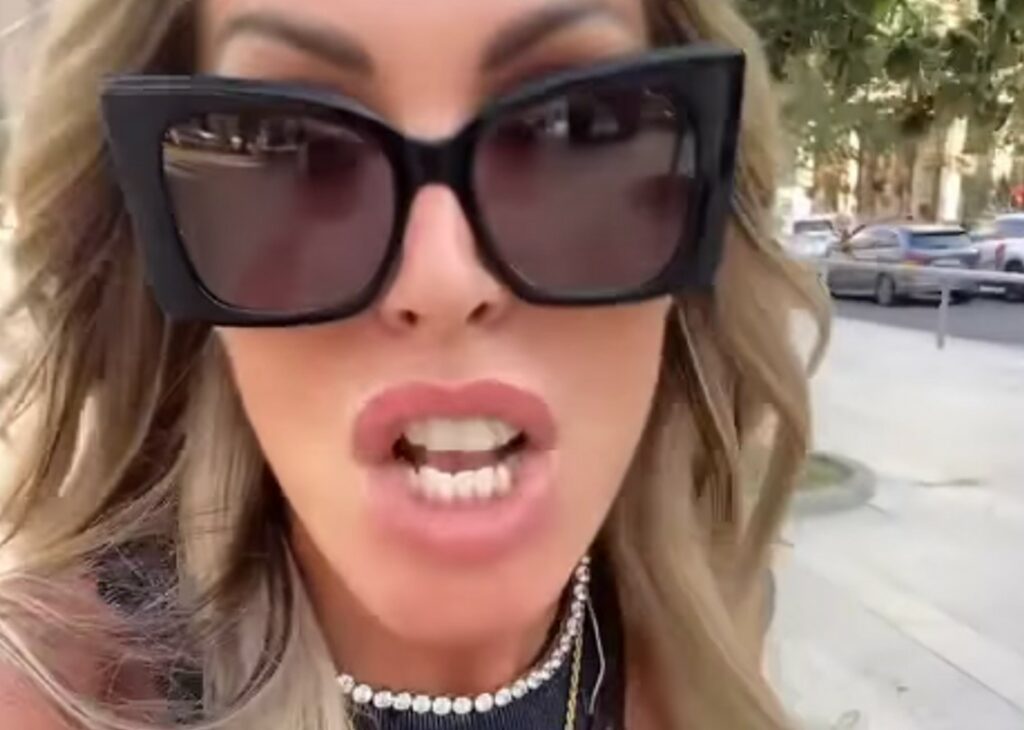 Guendalina Canessa impazzisce e inizia a urlare in Piazza Duomo a Milano: ''Voi e i vostri genitori siete delle me**e!'' Guendalina Canessa impazzisce e inizia a urlare in Piazza Duomo a Milano: ''Voi e i vostri genitori siete delle me**e!''