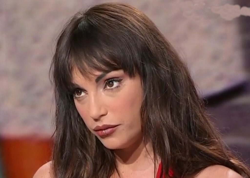 ''Ho fitte che non mi fanno stare in piedi'': Francesca De André torna in tv e rivela come sta dopo l'intervento di rimozione delle tube