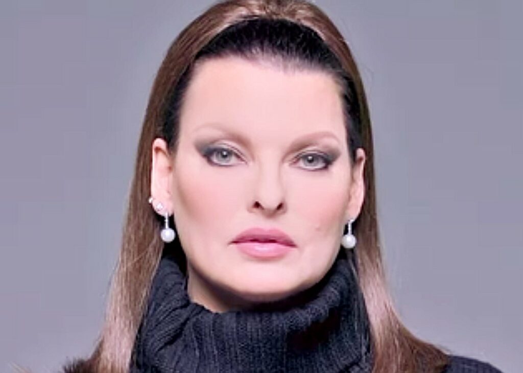 Linda Evangelista e il disperato appello all’oncologo dopo la recidiva: ''Scavami un buco nel petto''