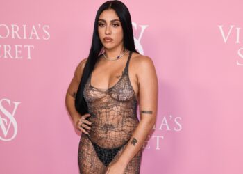 Lourdes Ciccone, figlia 26enne di Madonna, si presenta praticamente nuda sul red carpet: il look trasparente lascia tutti a bocca aperta