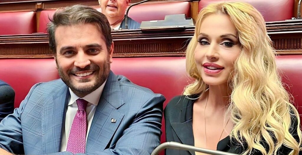 Valeria Marini sbarca in Parlamento con il fidanzato deputato di Fratelli d'Italia: foto