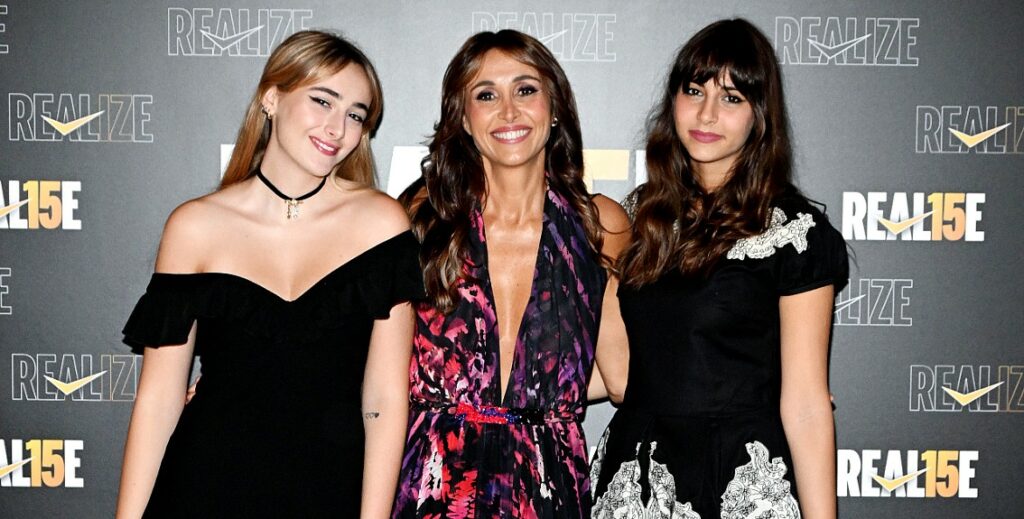 Benedetta Parodi mondana con entrambe le figlie a Milano: Matilde Caressa presenta il suo primo singolo durante la serata Benedetta Parodi mondana con entrambe le figlie a Milano: Matilde Caressa presenta il suo primo singolo durante la serata