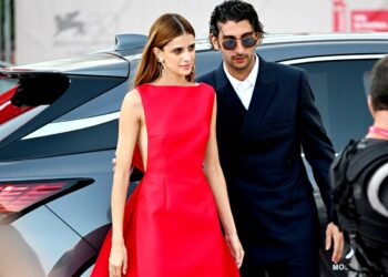 Pietro Castellitto e Benedetta Porcaroli sono una coppia? Arrivano insieme sul red carpet a Venezia e riaccendono i gossip