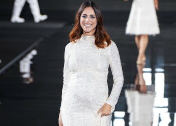 Miriam Leone sfila con il pancione di 6 mesi a Parigi