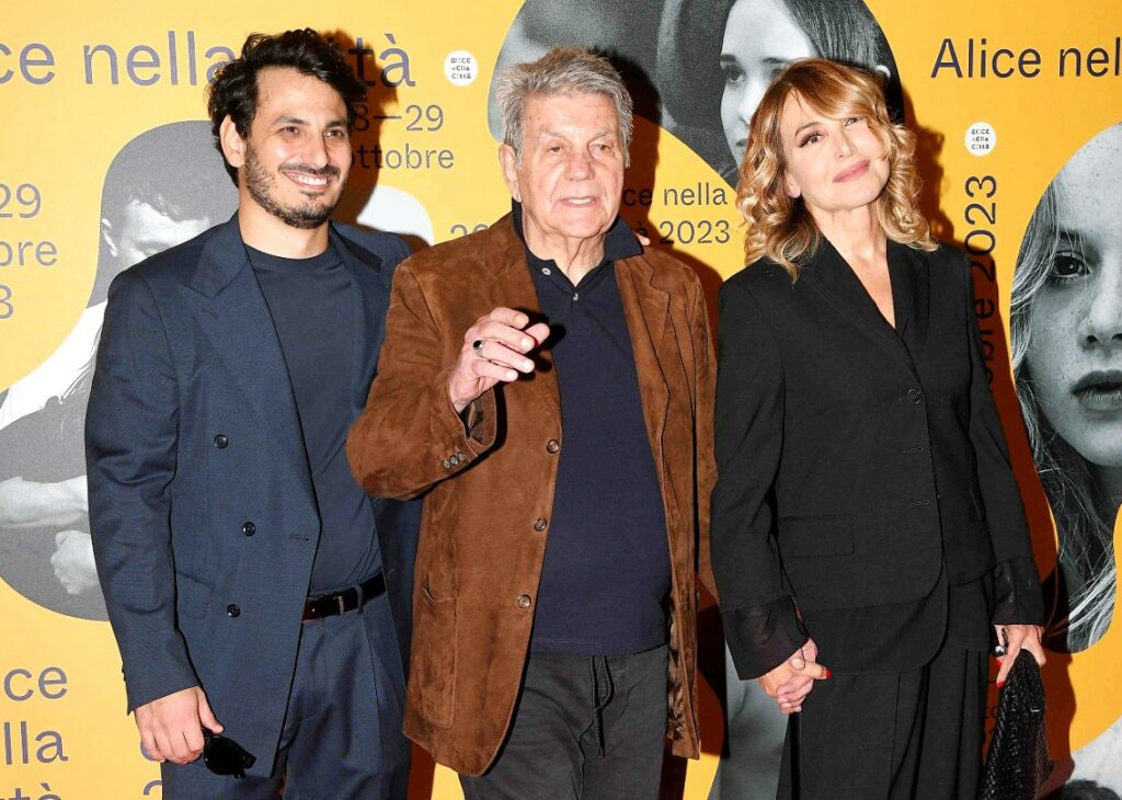 Barbara d'Urso stupisce i fotografi: posa mano nella mano con l'ex Mauro Berardi e con loro figlio Emanuele. Le immagini Barbara d'Urso stupisce i fotografi: posa mano nella mano con l'ex Mauro Berardi e con loro figlio Emanuele. Le immagini