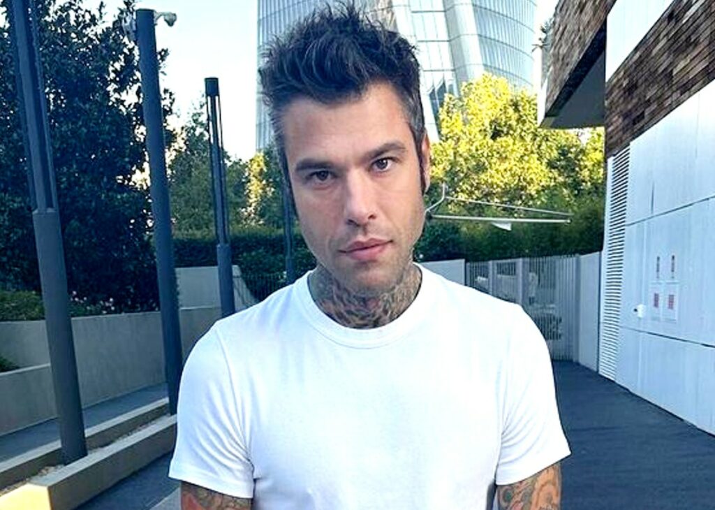 Nuovo intervento d'urgenza: Fedez costretto a restare ancora in ospedale, parla il padre