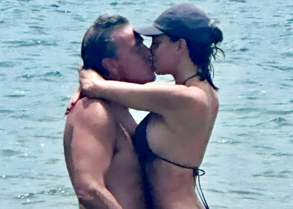 La showgirl Claudia Galanti hot ai tropici con il nuovo compagno: le foto La showgirl Claudia Galanti hot ai tropici con il nuovo compagno: le foto