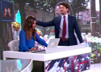 ''Perché non ti ho conosciuta prima?'': il compagno di Giorgia Meloni flirta con la collega fuori onda, le tocca i capelli: esplode il caso