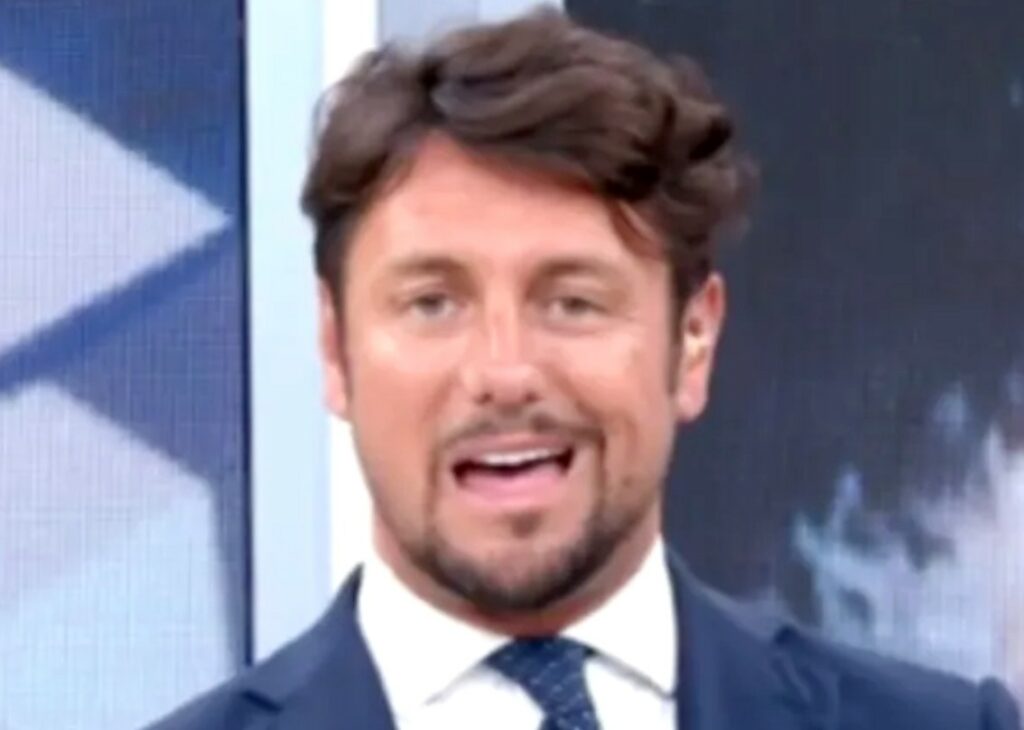 I rapporti sessuali a tre e quattro: ecco i nuovi imbarazzanti audio di Andrea Giambruno mandati in onda da 'Striscia la Notizia' I rapporti sessuali a tre e quattro: ecco i nuovi imbarazzanti audio di Andrea Giambruno mandati in onda da 'Striscia la Notizia'