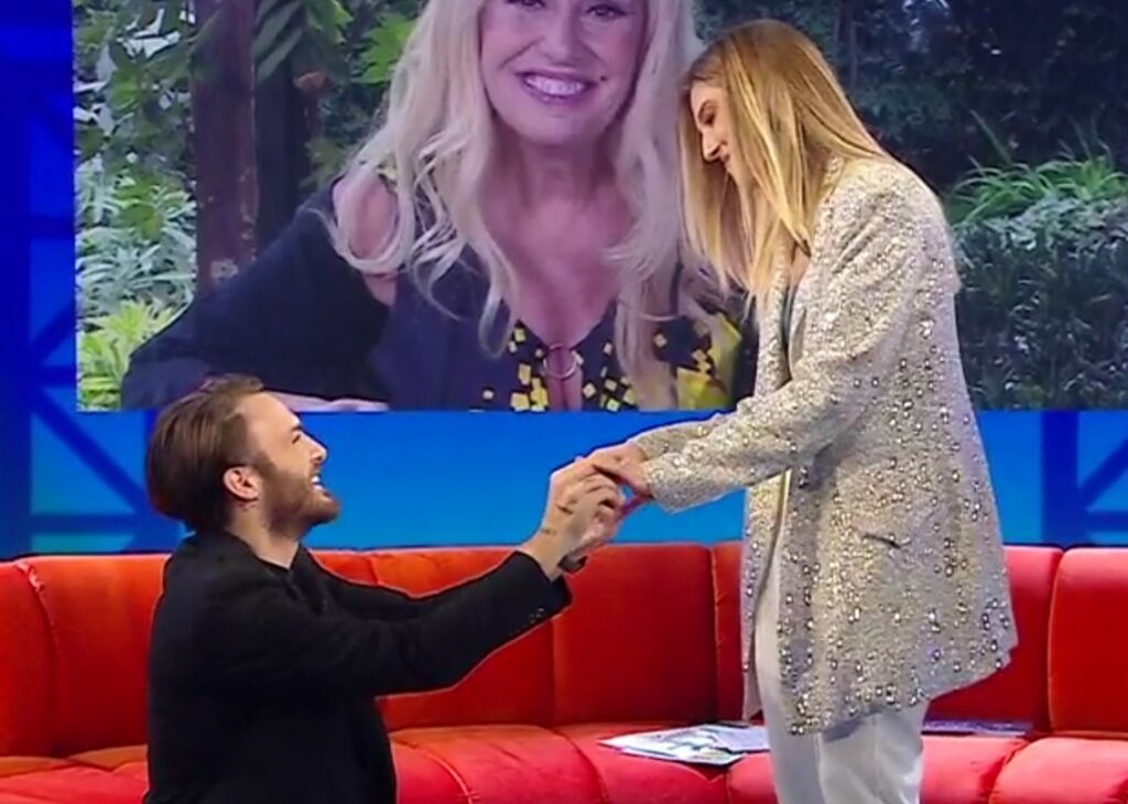 Guenda Goria riceve la proposta di nozze in diretta tv dalla Balivo, la madre Maria Teresa Ruta piange in collegamento Guenda Goria riceve la proposta di nozze in diretta tv dalla Balivo, la madre Maria Teresa Ruta piange in collegamento