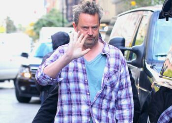 Dall’amore con Julia Roberts alla mano deformata da bambino: 10 cose che non sapevi su Matthew Perry di ‘Friends’