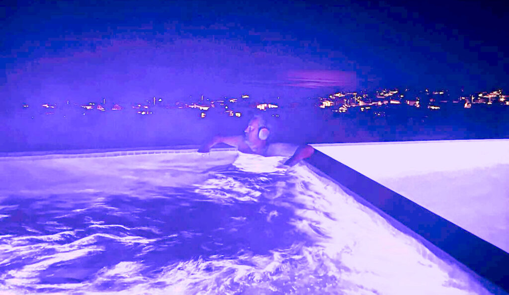 Matthew Perry pochi giorni fa si era immortalato nella vasca idromassaggio in cui è morto: la foto Matthew Perry pochi giorni fa si era immortalato nella vasca idromassaggio in cui è morto: la foto