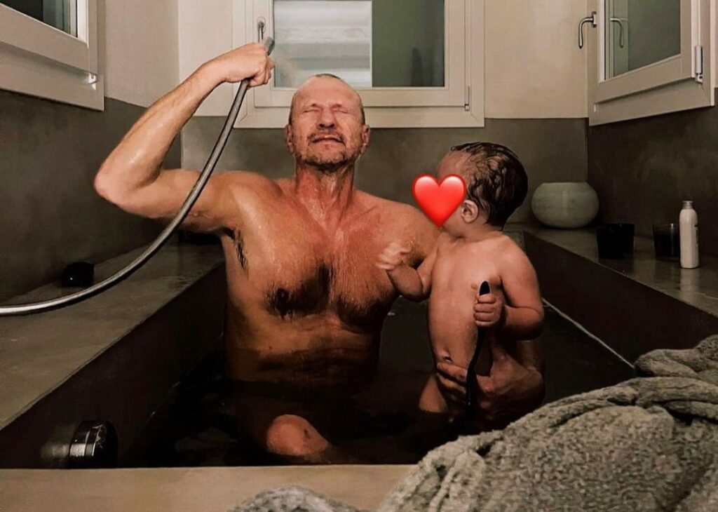 Biagio Antonacci compie 60 anni e pubblica una rarissima foto con il figlio di quasi 2 anni Carlo: guarda