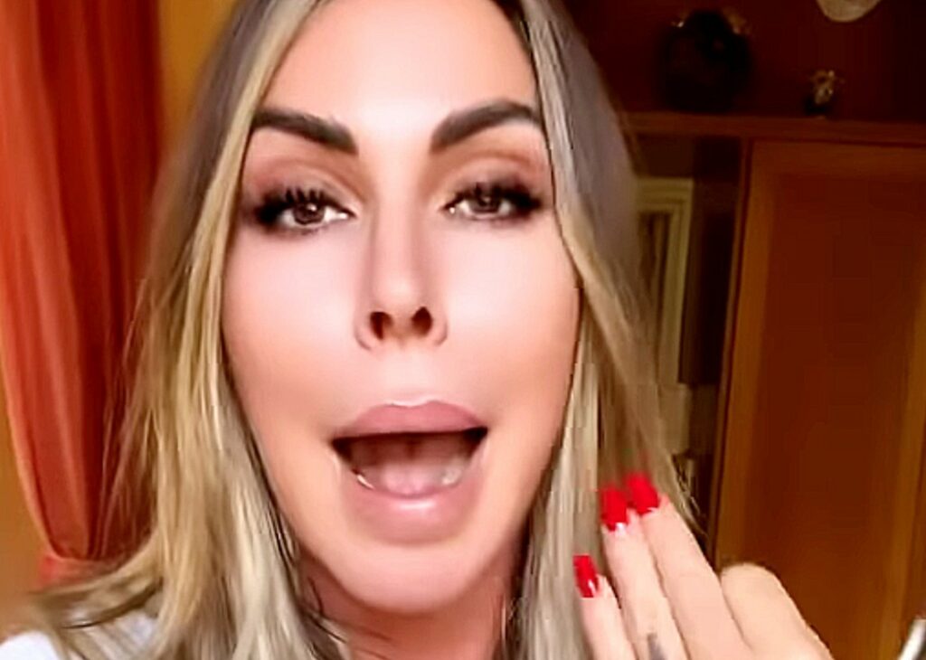 Guendalina Canessa sbotta e mette in guardia: ''I vostri figli hanno rapporti intimi a 13 anni, vi prendono per il cu…''